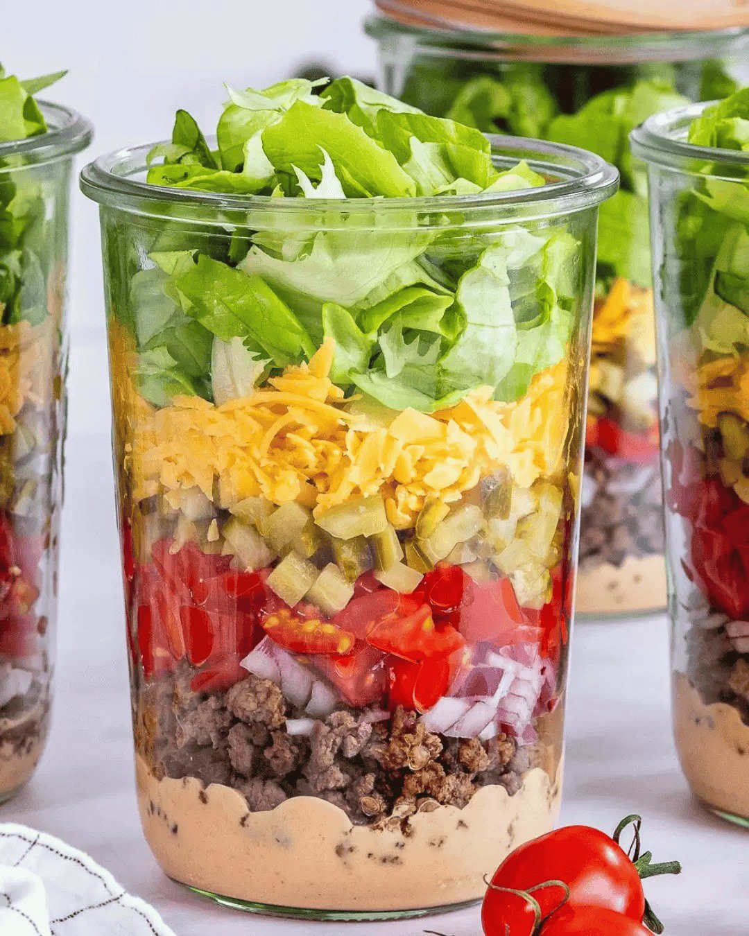 Ensalada colorida preparada en capas dentro de un frasco de vidrio